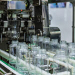 Inyección vs. Soplado: ¿qué proceso necesita la mejor materia prima?