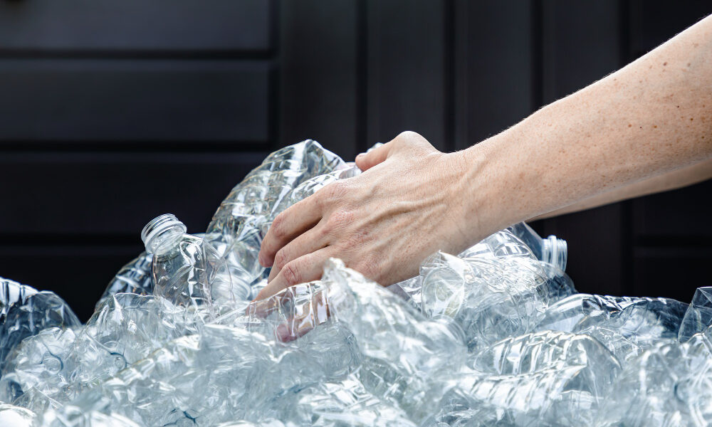 Descubre la guía técnica sobre aditivos plásticos que ahorran costos al prevenir defectos como burbujas, fragilidad UV y malas dispersiones. Aprende a proteger tu rentabilidad.