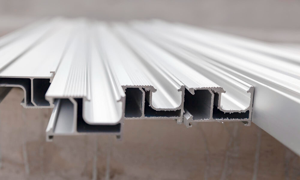 Compuestos de PVC: ventajas de uso en perfiles vs láminas vs tuberías