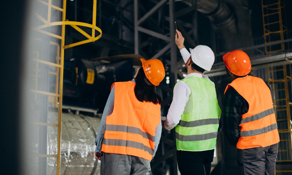 Descubre la importancia de la seguridad industrial en el manejo de resinas y aditivos plásticos y las buenas prácticas para su almacenamiento y manipulación.
